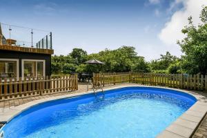 una piscina en un patio con una valla de madera en C11738-Norre-Nebel-Lydumvej-88, en Rærup