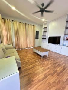 TV a/nebo společenská místnost v ubytování Homestay D'Lena Kotasas