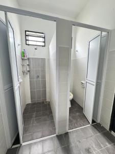 Koupelna v ubytování Homestay D'Lena Kotasas + 51 fotografií