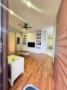 TV a/nebo společenská místnost v ubytování Homestay D'Lena Kotasas