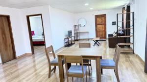 a dining room with a table and chairs at Casa kuarahy in Asuncion