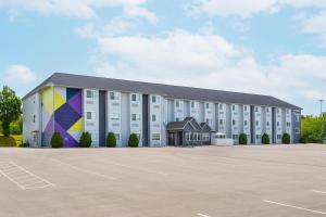 un gran edificio blanco con un gran aparcamiento en Spark by Hilton Clarion, en Clarion