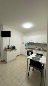 Kuchyň nebo kuchyňský kout v ubytování Confortevole appartamento vicino a San Raffaele Ospedale