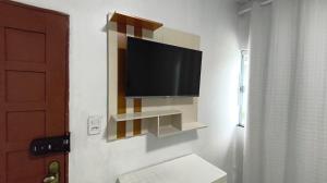 TV a/nebo společenská místnost v ubytování Quarto 1 próximo ao Aeroporto Internacional