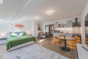 Η κουζίνα ή μικρή κουζίνα στο Romantické studio v podkroví na Velkém náměstí, Wi-Fi, Netflix