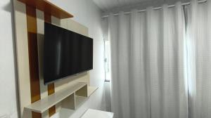 TV a/nebo společenská místnost v ubytování Quarto 1 próximo ao Aeroporto Internacional