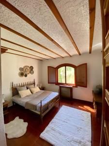 a bedroom with a large bed and a window at Finca roxana in Elda