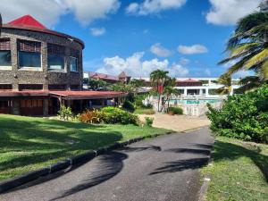 ein Haus am Straßenrand in der Unterkunft Studio Bô Soley Saint-François Piscine & Plage les pieds dans l'eau in Saint-François