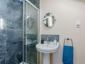 Cowlingにある2 Bed in Cowling 85669の洗面台とシャワー付きのバスルーム +7枚の写真