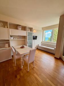 Køkken eller tekøkken på Relais Villa Alba - Gardone Riviera - by Host4U