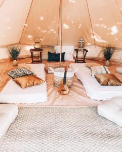 Postel nebo postele na pokoji v ubytování Ferme des Tipis Dome Marrakech
