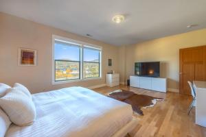 Μια τηλεόραση ή/και κέντρο ψυχαγωγίας στο Bluff View 30 Day