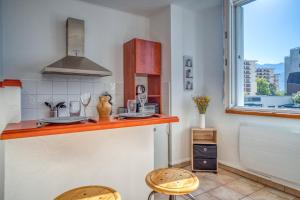 Kuchyň nebo kuchyňský kout v ubytování Le petit Grésivaudan