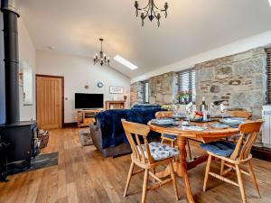 TV a/nebo společenská místnost v ubytování 2 Bed in Newquay TREBU