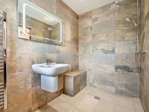 Koupelna v ubytování 2 Bed in Newquay TREBU + 26 fotografií