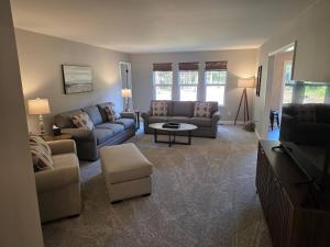 Posezení v ubytování New Construction Home in Port Huron with Game Room