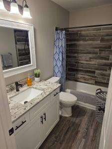 Koupelna v ubytování New Construction Home in Port Huron with Game Room + 33 fotografií