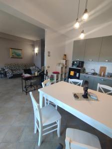 プラーイア・ア・マーレにあるMira Beachのテーブルと椅子のあるキッチンとリビングルーム