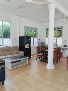 ドゥングンにあるAimers Lodgeのソファとテーブルのあるリビングルーム +34枚の写真