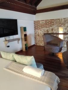 a living room with a couch and a flat screen tv at Duplex Colonial Getsemani in Cartagena de Indias
