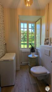 Koupelna v ubytování Château de Coraboeuf - Gîte de la Marquise