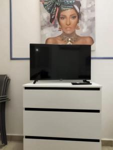 Et tv og/eller underholdning på Studio confortable à Le Gosier 37 m² avec jardin + 5 billeder