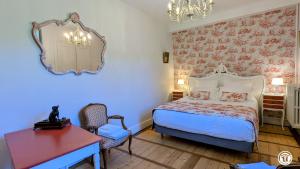 Postel nebo postele na pokoji v ubytování Château de Coraboeuf - Gîte de la Marquise