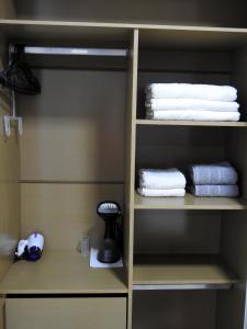 a towel rack with towels on it in a bathroom at Seu Refúgio Confortável e Moderno em Foz do Iguaçu in Foz do Iguaçu