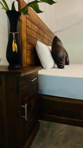 Postel nebo postele na pokoji v ubytování Jungle Nook Hiriketiya