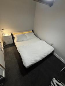 Un pequeño dormitorio con una cama blanca en una habitación en Spacious Modern flat Blackburn, en Blackburn
