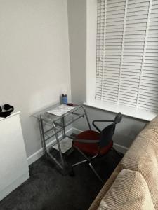 una mesa de cristal y una silla en una habitación en Spacious Modern flat Blackburn, en Blackburn