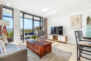 Μια τηλεόραση ή/και κέντρο ψυχαγωγίας στο Eden On The Bay 174B by Host Agents