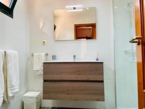 Ένα μπάνιο στο Delightful holiday villa with pool and hot tub +11 φωτογραφίες