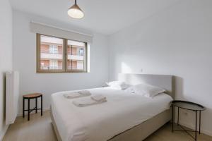 Ένα ή περισσότερα κρεβάτια σε δωμάτιο στο Stylish Family-Friendly Ostend Retreat, Close to Harbor and Free Parking