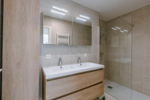 Ένα μπάνιο στο Stylish Family-Friendly Ostend Retreat, Close to Harbor and Free Parking +19 φωτογραφίες