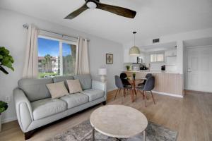 Posezení v ubytování 1 Bedroom Condo with Heated Pool A-22