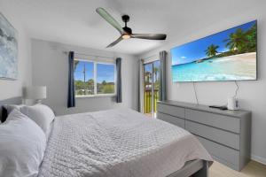 Postel nebo postele na pokoji v ubytování 1 Bedroom Condo with Heated Pool A-22 + 20 fotografií