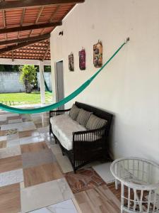 eine Couch auf einer Terrasse mit einem grünen Seil in der Unterkunft Summer House in Jijoca de Jericoacoara
