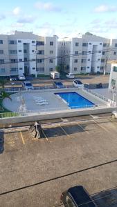 uma piscina num parque de estacionamento ao lado de um edifício em Apartamento aconchegante próximo a praia em Ilhéus