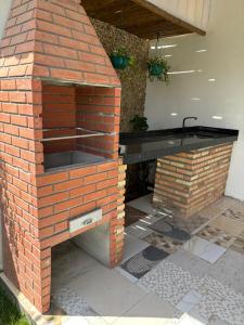 einem Pizzaofen aus Ziegelstein auf einer Terrasse in der Unterkunft Summer House in Jijoca de Jericoacoara