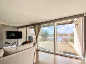 Et tv og/eller underholdning på Linnet Cottage