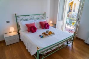 Ένα ή περισσότερα κρεβάτια σε δωμάτιο στο Serafini Home 34 con piscina e vista mozzafiato +33 φωτογραφίες