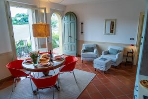 Χώρος καθιστικού στο Serafini Home 34 con piscina e vista mozzafiato