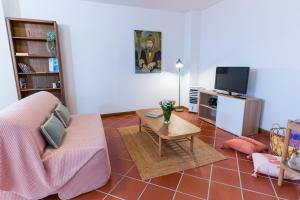 Μια τηλεόραση ή/και κέντρο ψυχαγωγίας στο Serafini Home 34 con piscina e vista mozzafiato