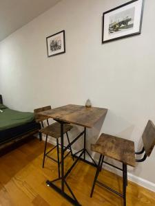 una stanza con un tavolo, due sedie e un letto di Union Square Studio with Kitchen -Shared Bathroom a New York