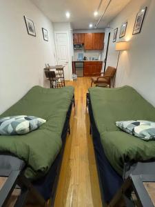 due letti in una piccola stanza con cucina di Union Square Studio with Kitchen -Shared Bathroom a New York