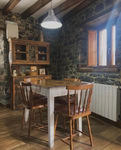 ein Esszimmer mit Tisch und Stühlen in der Unterkunft Casa La Ribera in Lon