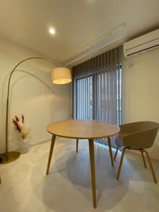 福山市にある一軒家貸切尾道観光 JR松永駅徒歩1分MAX6人 Cozy Entire House Great for Onomichi Sightseeing! 1-Min Walk from JR Matsunaga Station, Free Parking, Sleeps up to 6 Guestsのダイニングルーム(テーブル、椅子付)