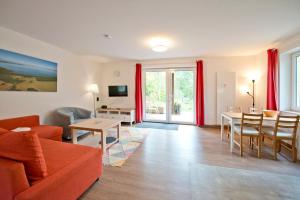 een woonkamer met een bank en een tafel bij Müritzparadies - Feriendorf Alte Fahrt in Rechlin