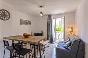 サン・フロランにあるCasa San Roccuのテーブルと青いソファのあるリビングルーム